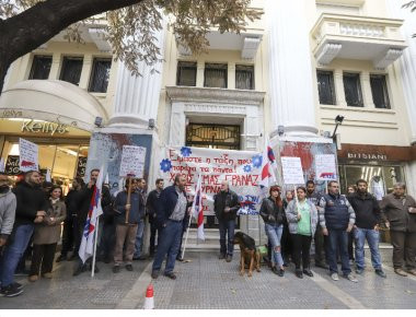 Θεσσαλονίκη: Μέλη του ΠΑΜΕ απέκλεισαν το Εμποροβιομηχανικό Επιμελητήριο (φωτό)